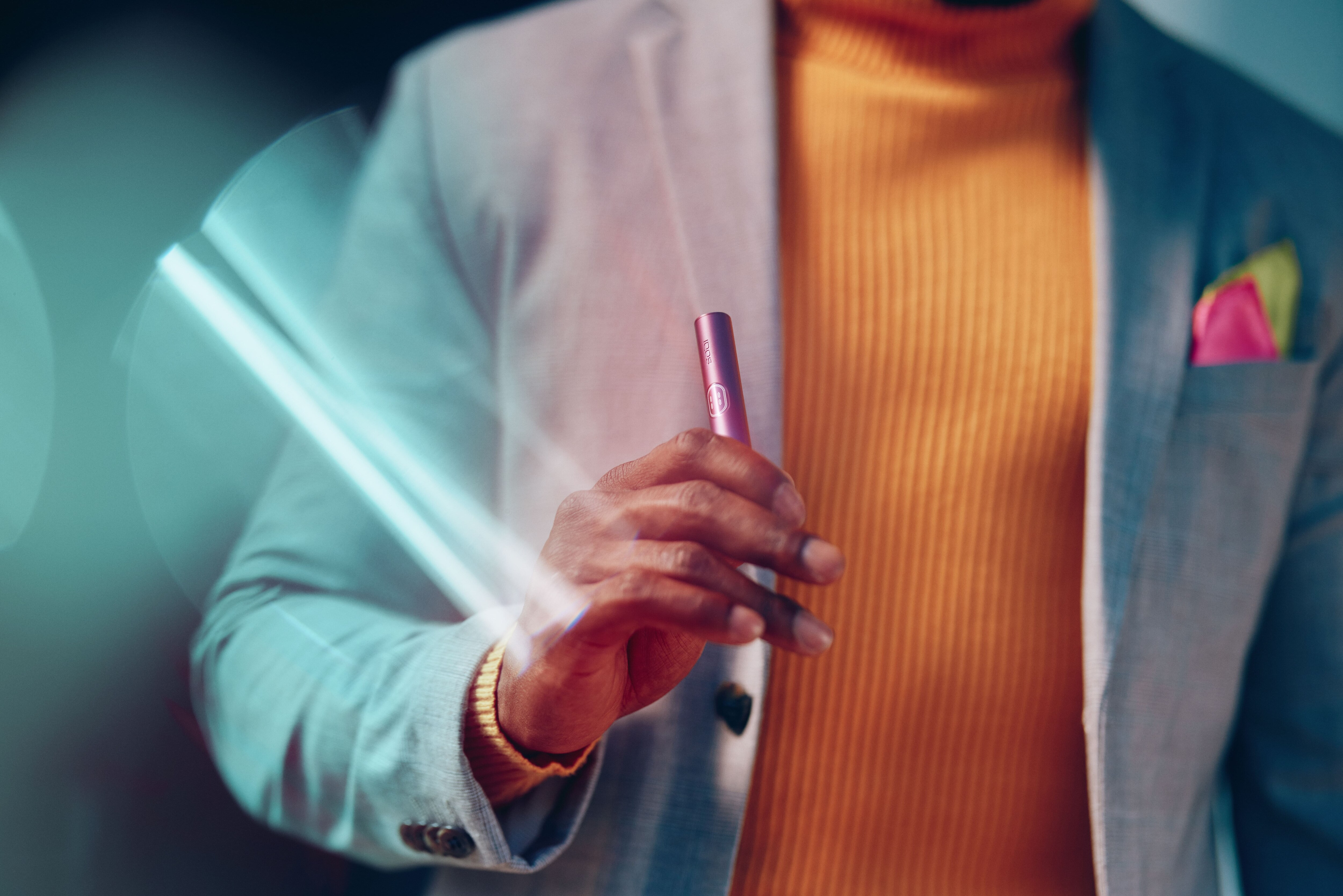 Hombre sujetando un IQOS Morado