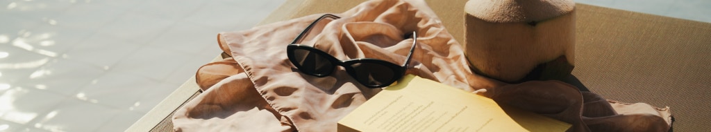 Gafas de sol apoyadas en el suelo