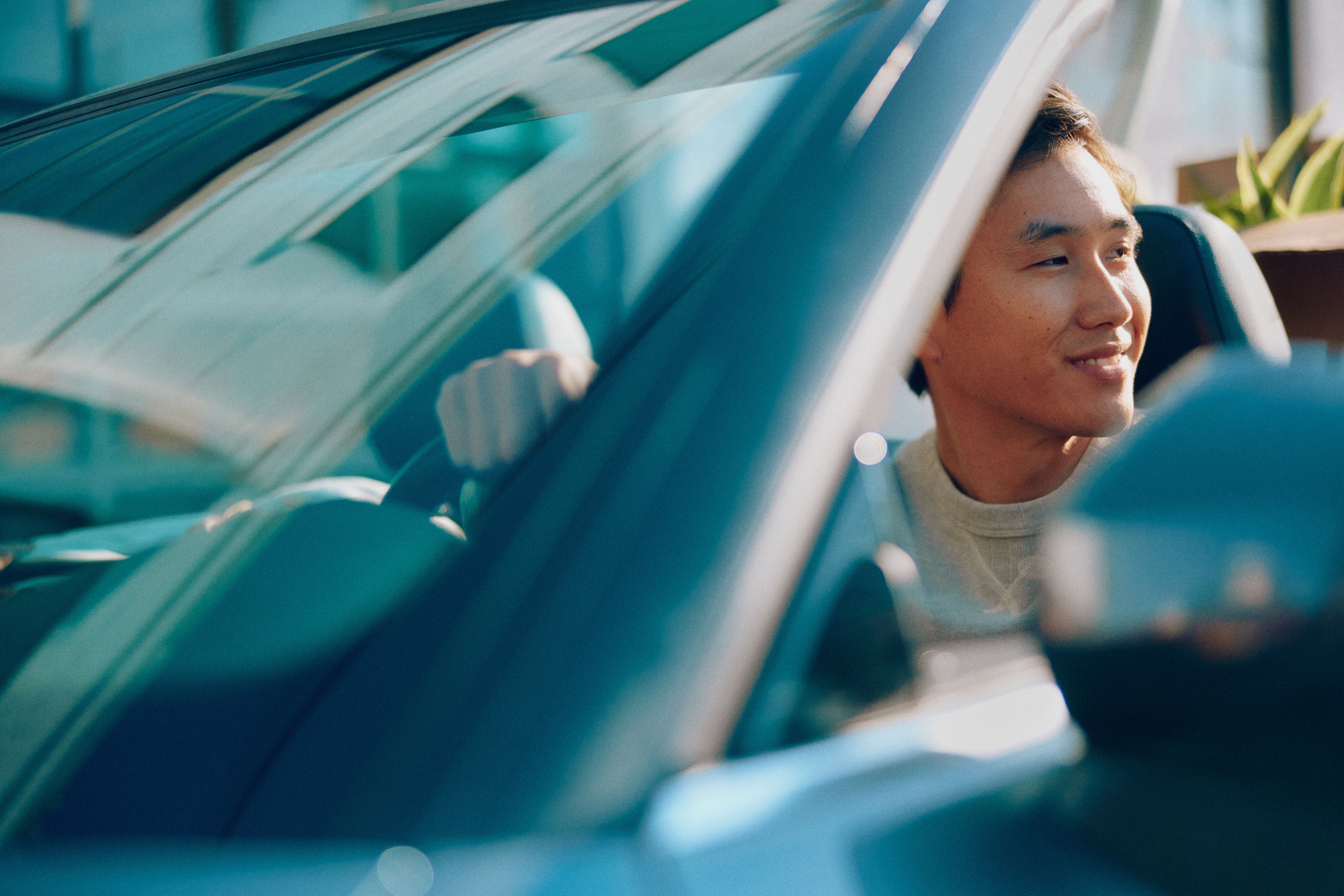 Hombre en un coche