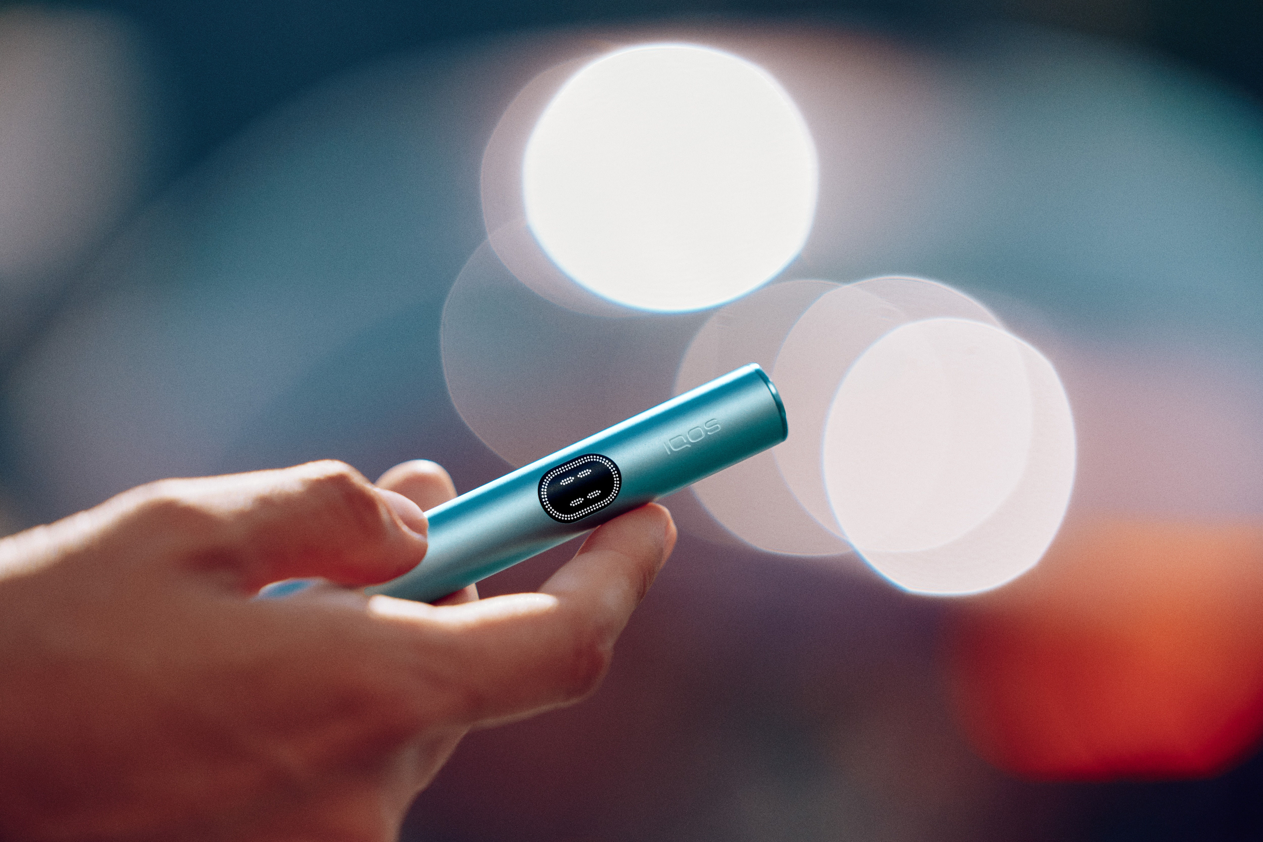 Mano sujetando un IQOS