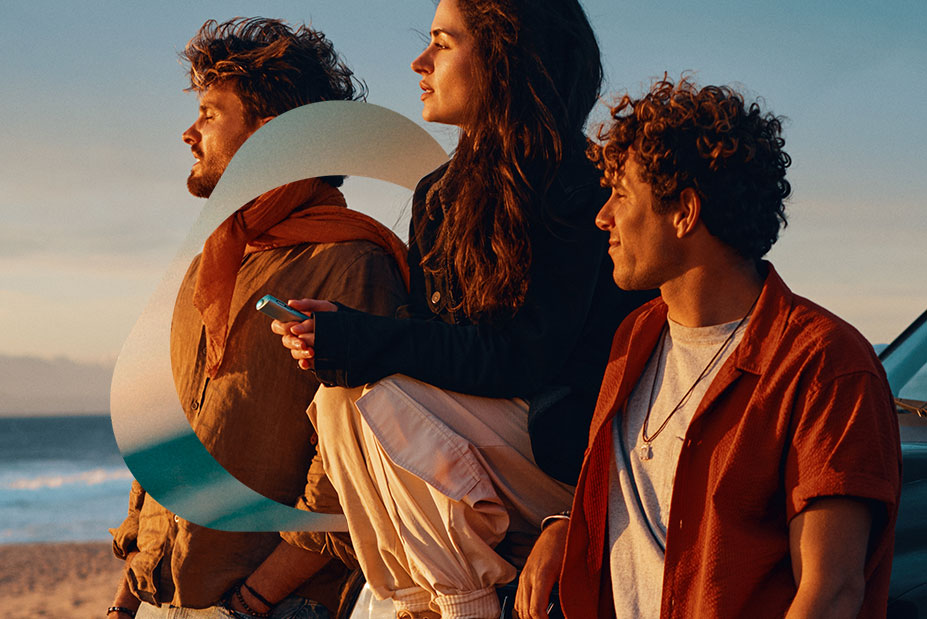 Un grupo de usuarios de IQOS en la playa al atardecer
