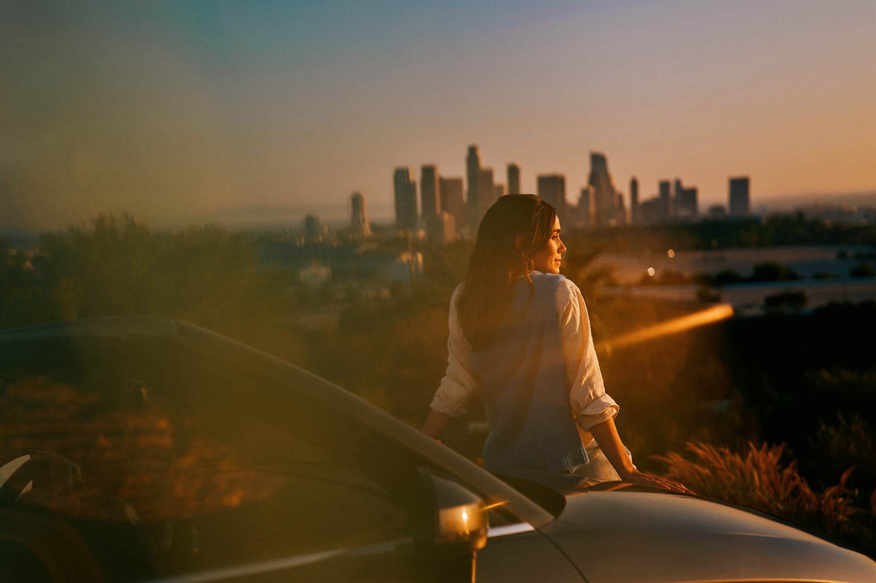 Mujer en un mirador con la puesta de sol