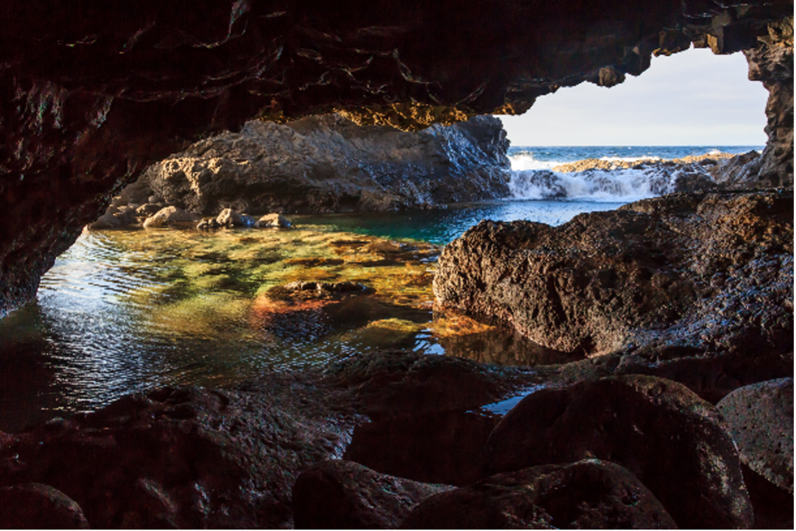 Piscina natural entre rocas volcánicas en Canarias