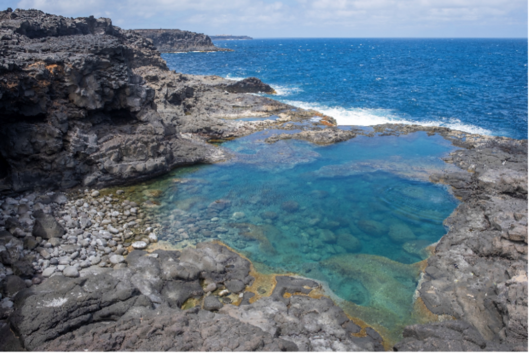 Charco natural de agua turquesa junto al océano