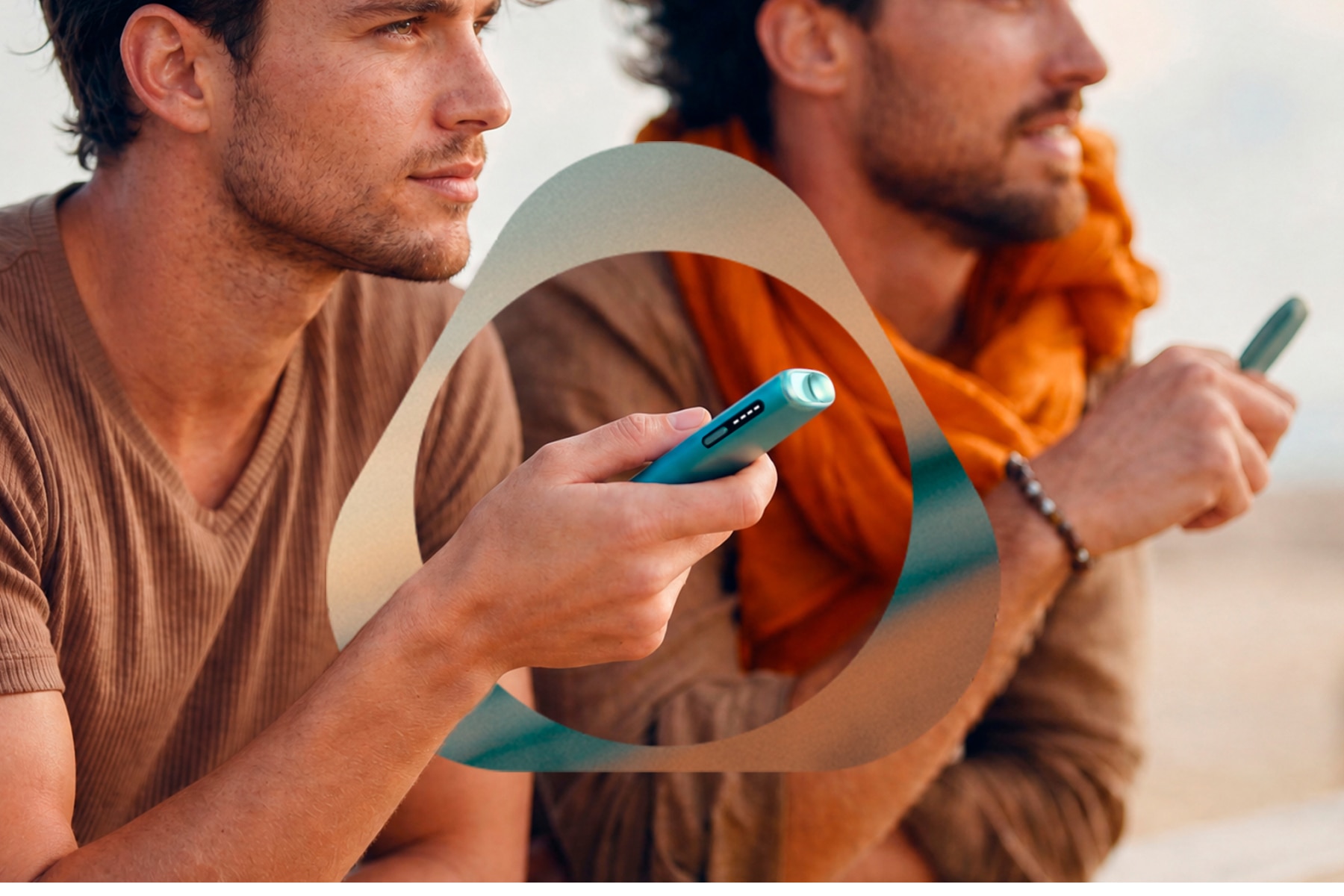 Dos personas con IQOS ILUMA i ONE breeze blue en la mano