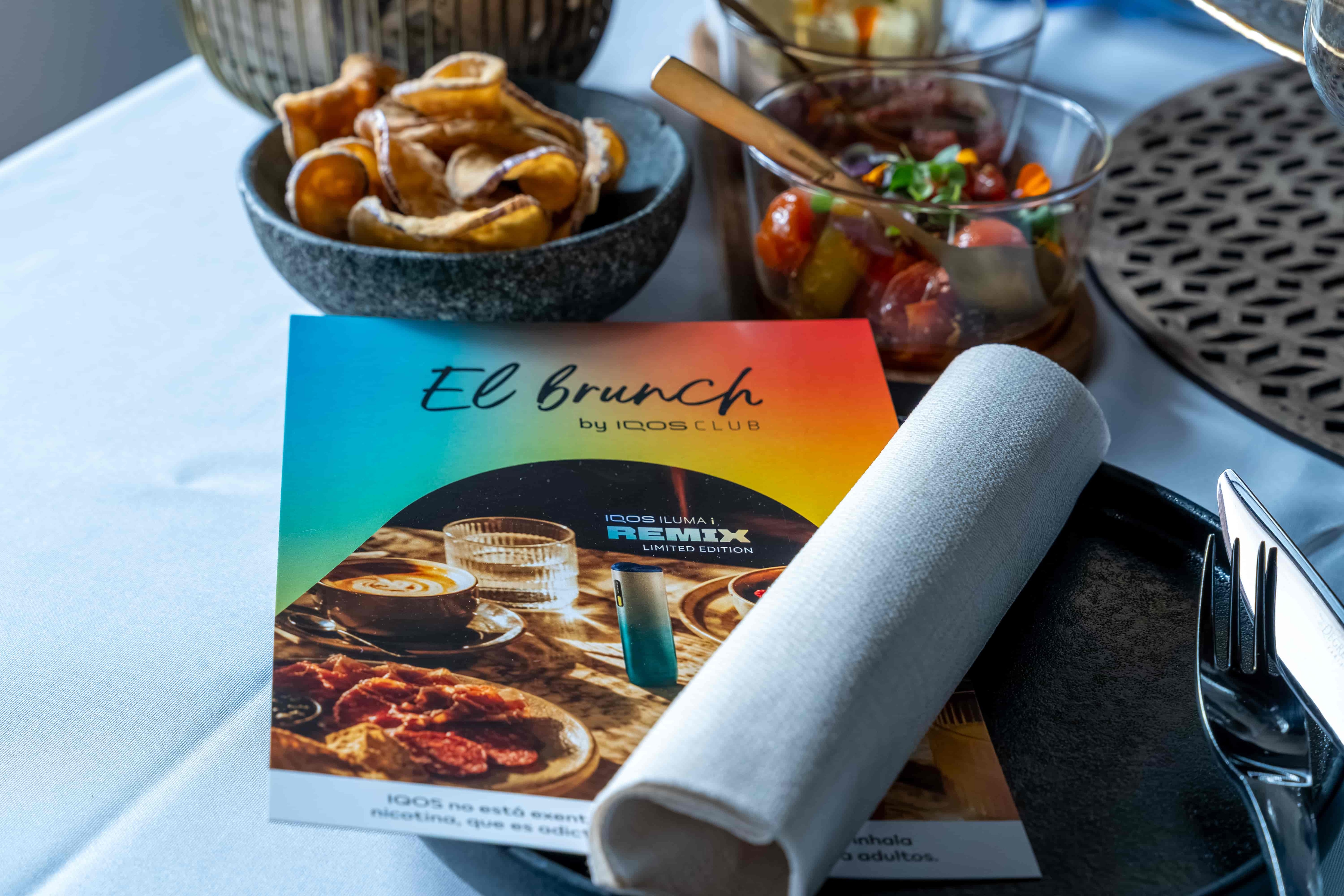 Brunch e picoteo en una mesa con IQOS ILUMA i REMIX