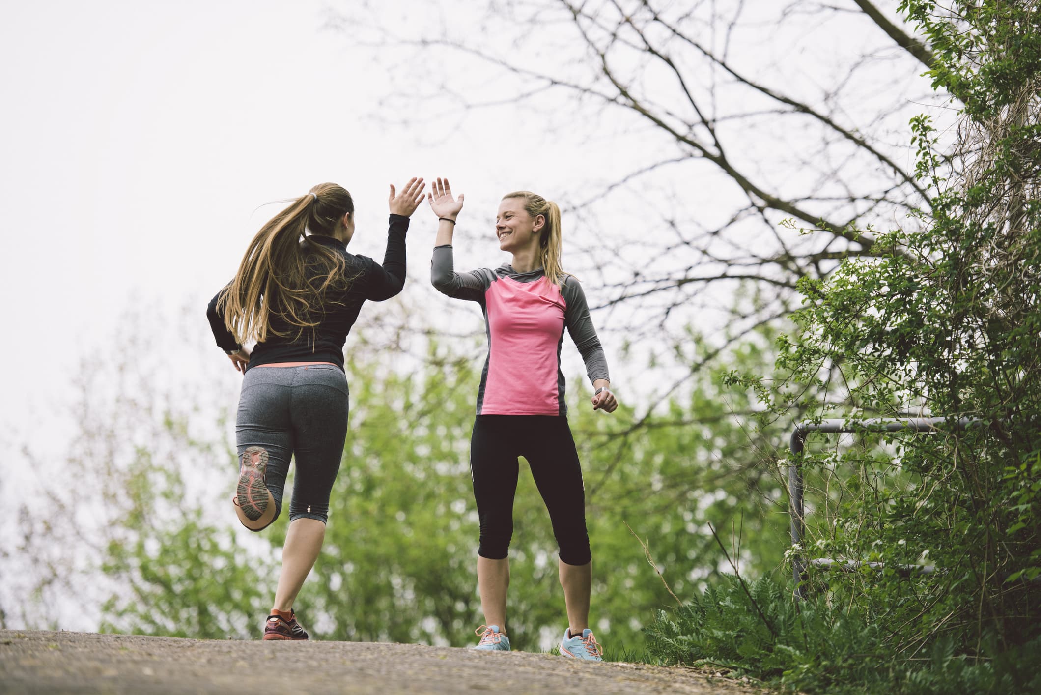 Dos chicas haciendo deporte