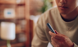 hombre con iqos en la mano