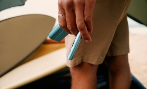 Hombre sujetando iqos en la mano