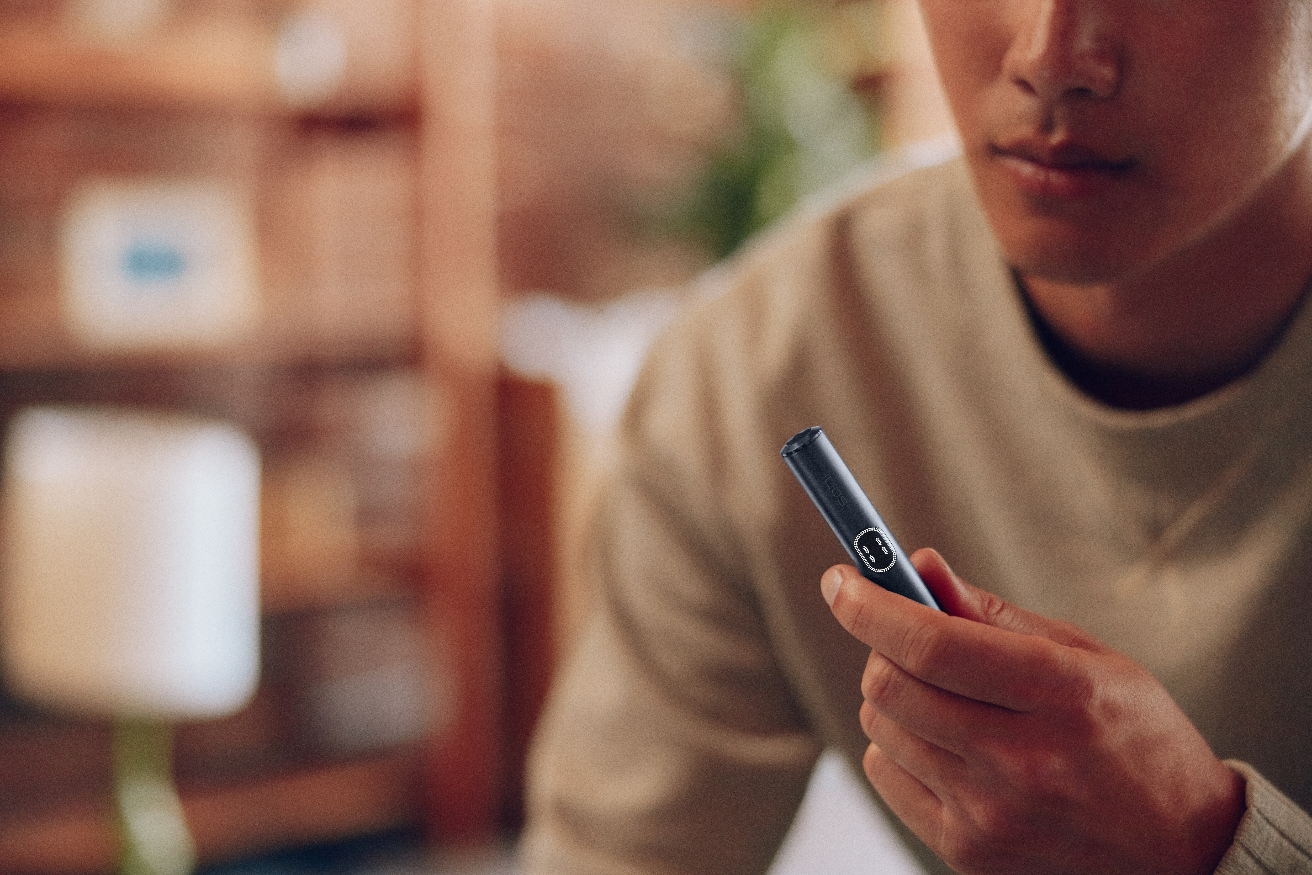 Hombre sujetando un IQOS
