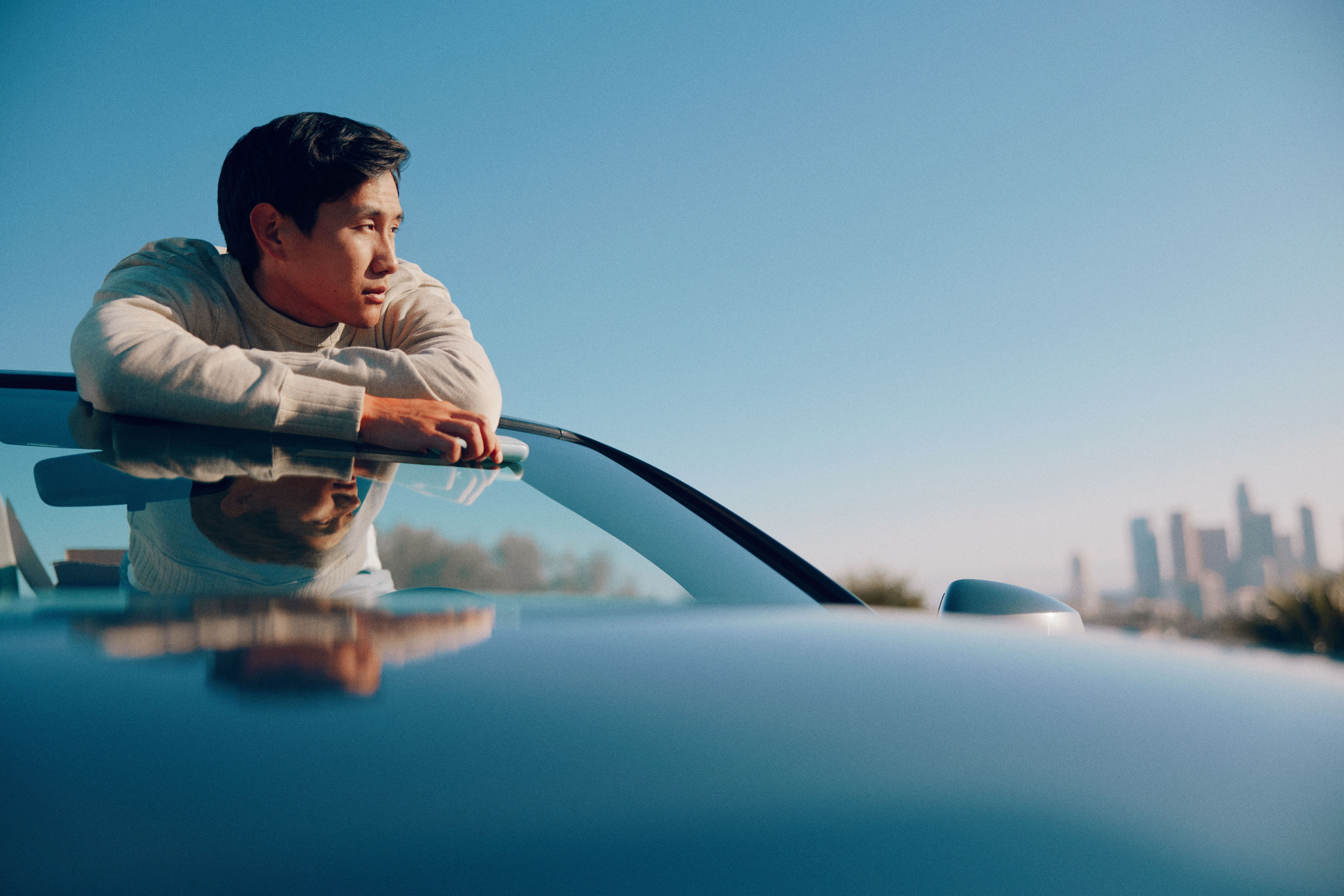 Hombre en el coche con IQOS ILUMA i