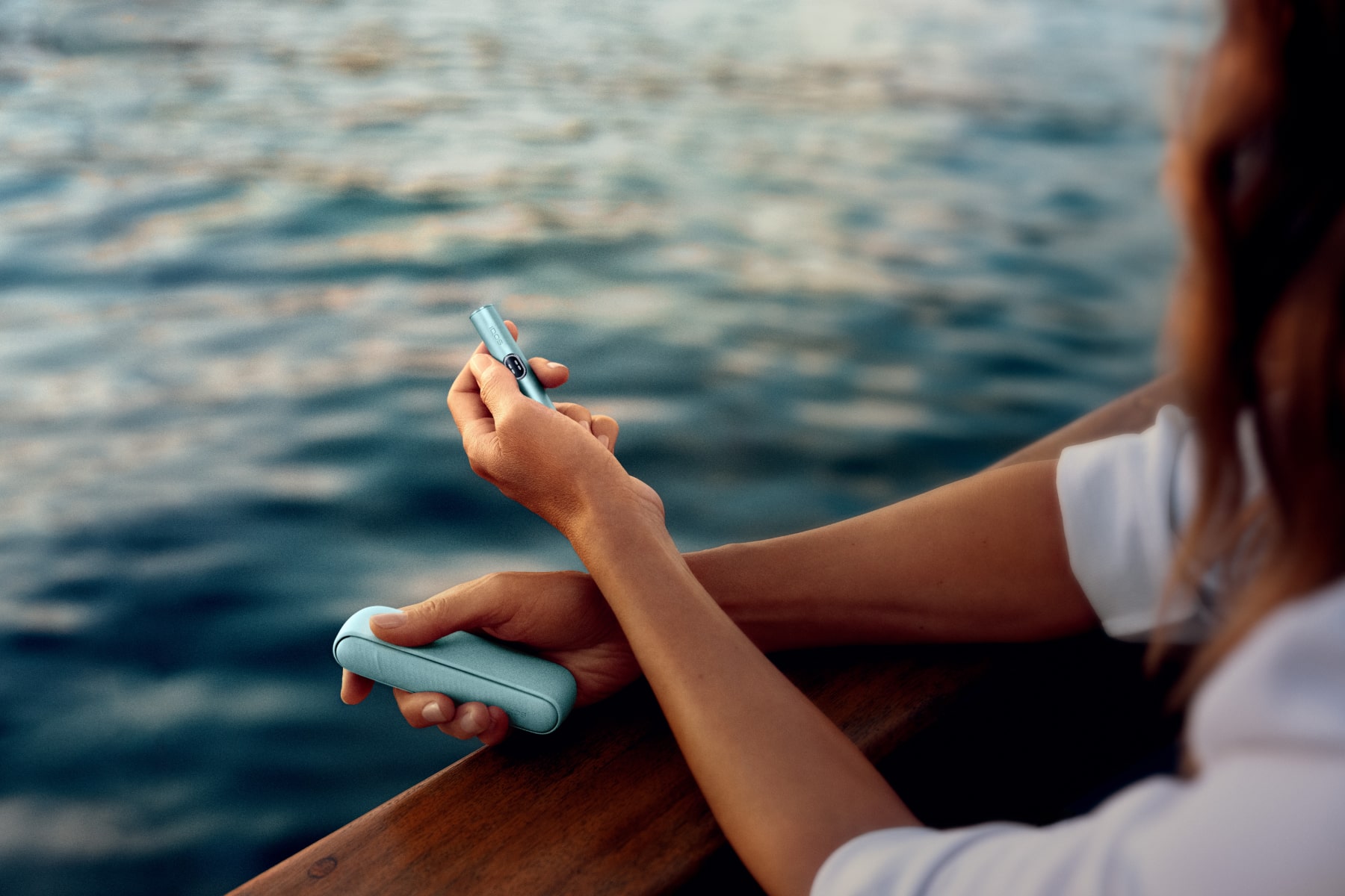 IQOS ILUMA i mar de fondo