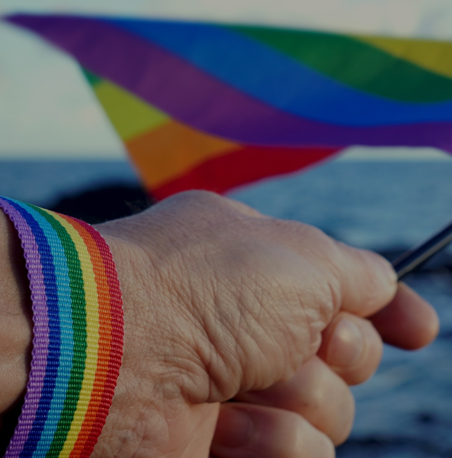 Mano con pulsera LGTBI