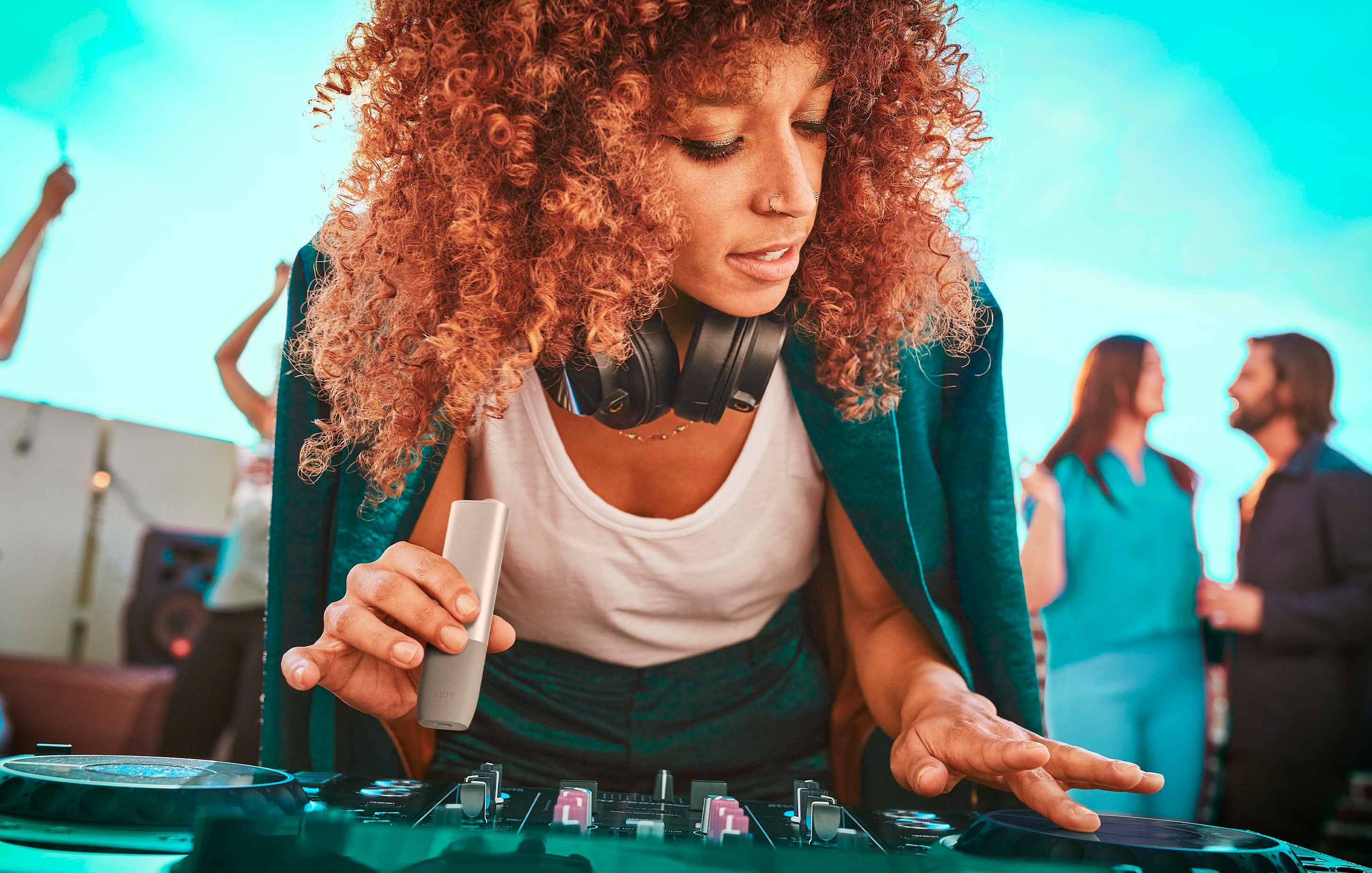 DJ usando IQOS ILUMA ONE