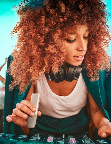 DJ usando IQOS ILUMA ONE