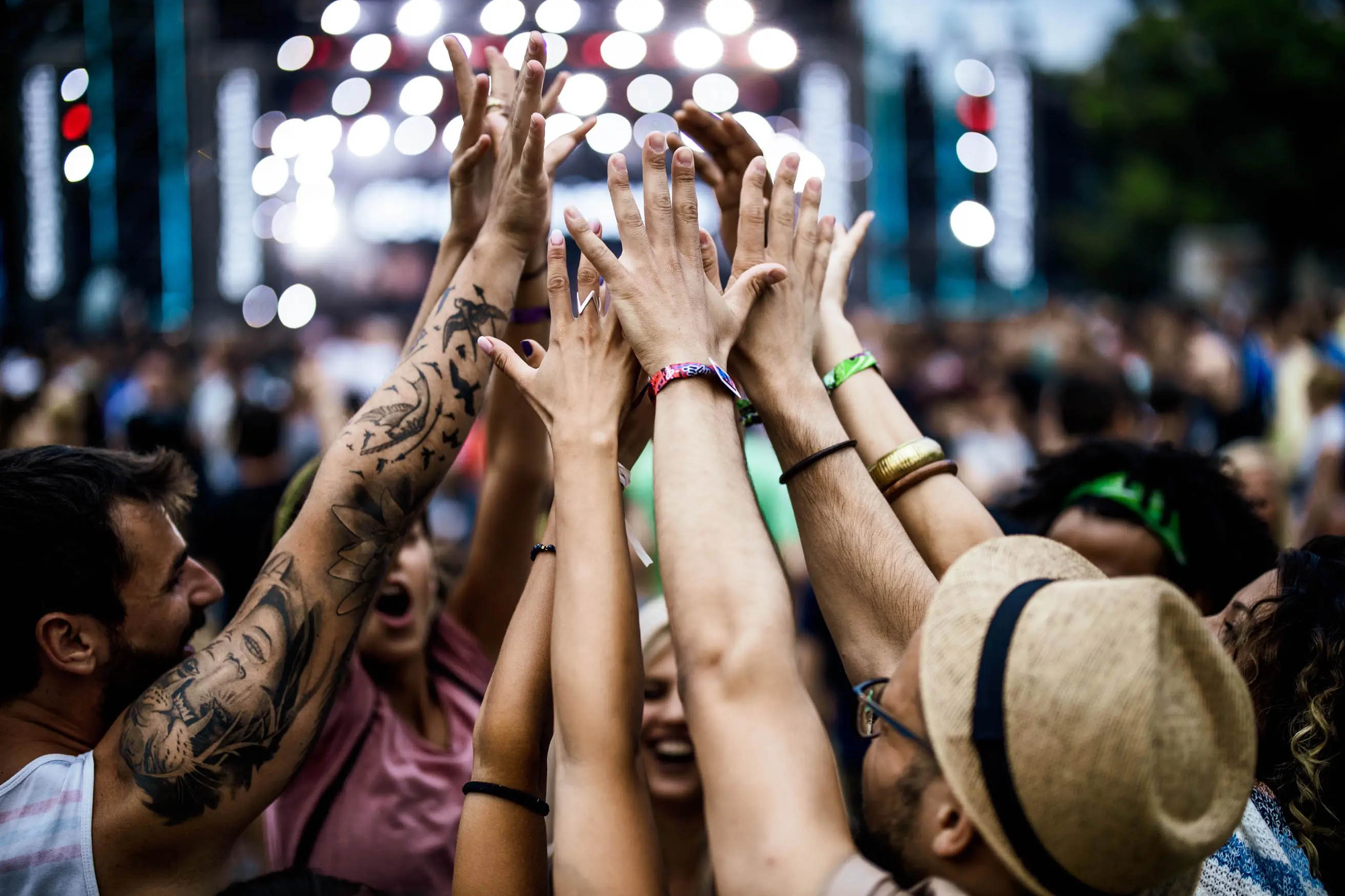 Grupo de usuarios de IQOS disfrutando de los mejores festivales del verano de 2023