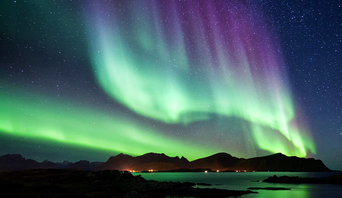 Cielo nocturno con auroras boreales que podrás ver si ganas el concurso de IQOS