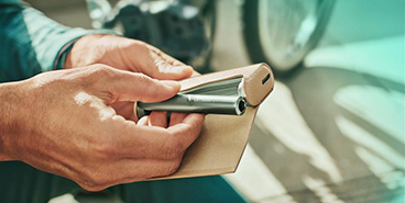 Man holding IQOS